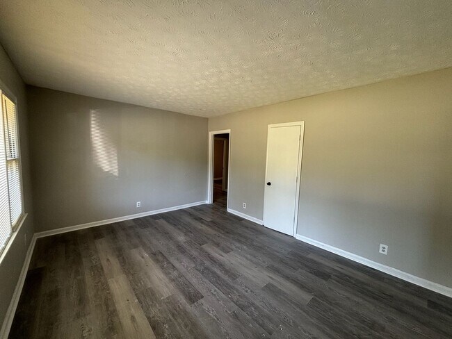 Building Photo - New On the Market!