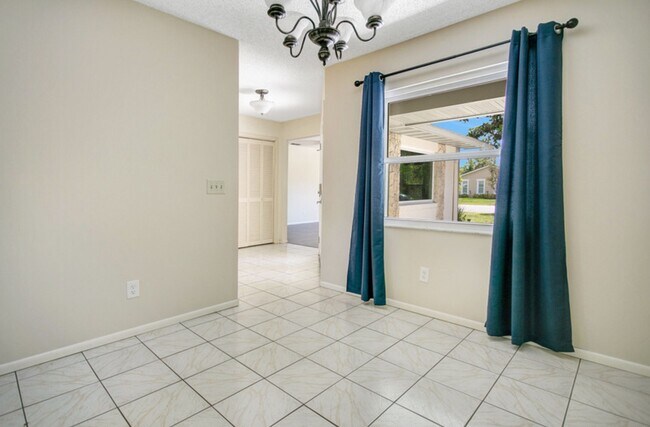 Building Photo - 137 Peppertree Dr