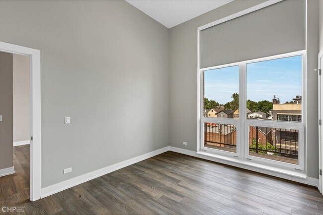 Building Photo - 2443 N Western Ave