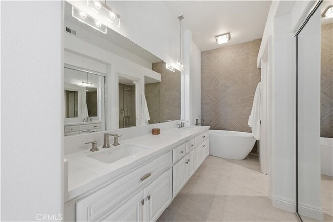 Building Photo - 35 Costa Brava