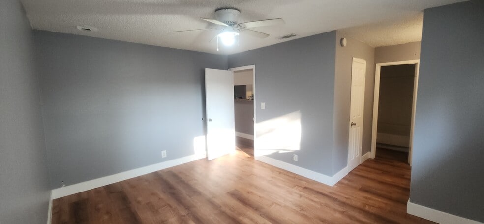 Master bedroom - 10434 Doc Holliday Trl