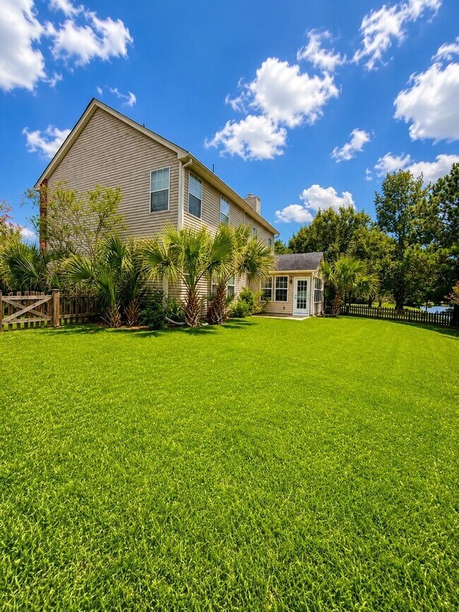 Building Photo - 1525 Clarendon Way