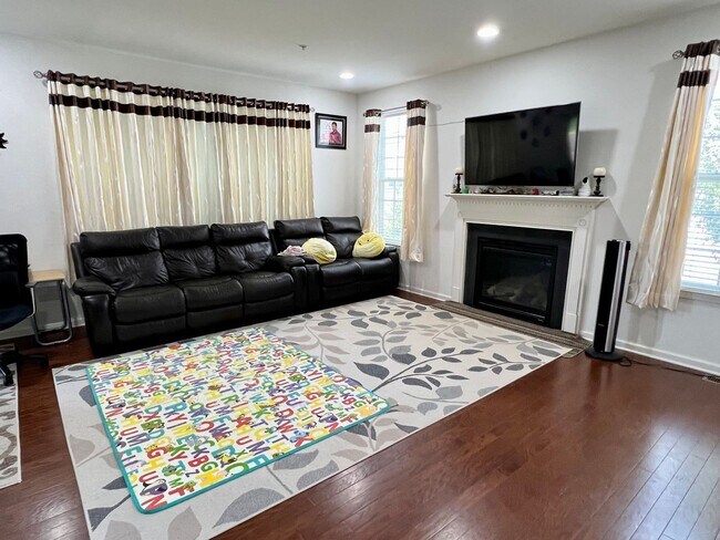 Building Photo - Beautiful 3-Bedroom End Townhouse in Royersford! Available mid-June!