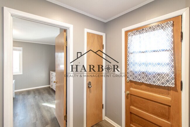 Building Photo - 5th Avenue SE Duplex