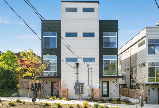 Building Photo - 1600 S Washington St