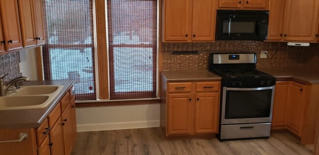 Building Photo - 1112 E Cleveland Ave