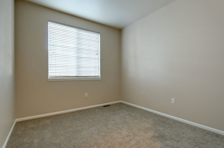 2nd bedroom - 12943 Lafayette St