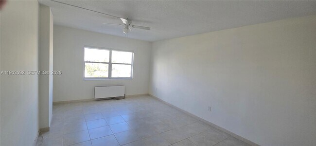 Building Photo - 400 Kings Point Dr