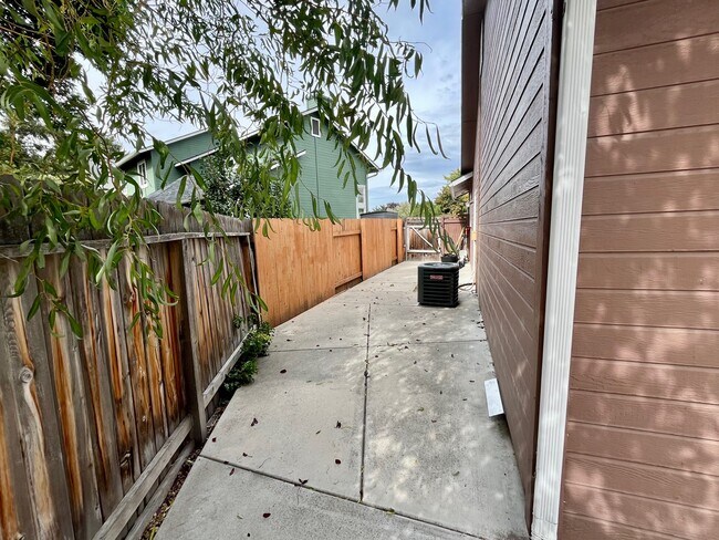 Building Photo - 10627 W Richey Dr
