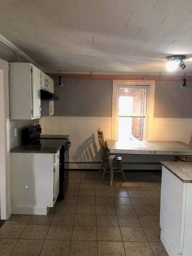 Building Photo - 2BR/1BA Available August 15!! Great Residential Location!