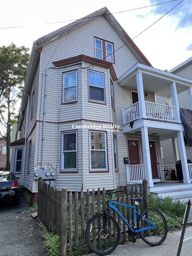 Building Photo - 32 Rossmore St