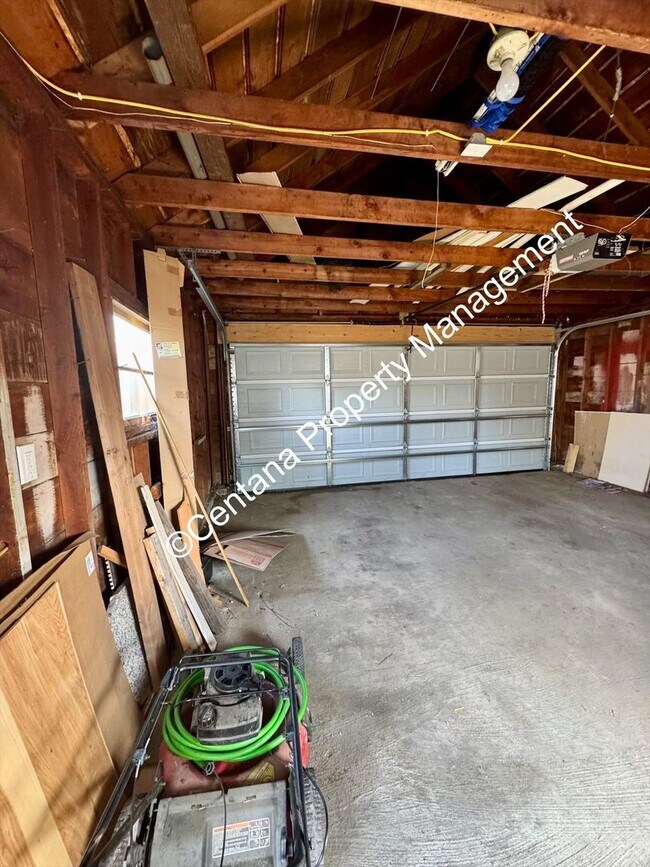 Building Photo - $500 off first months rent on 3 bed 2 bath...