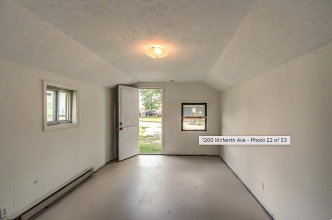 Building Photo - 2 bd/ 1bth w/ heated storage shed/studio, fenced yard