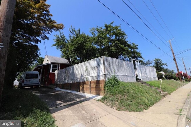Building Photo - 817 Chillum Rd