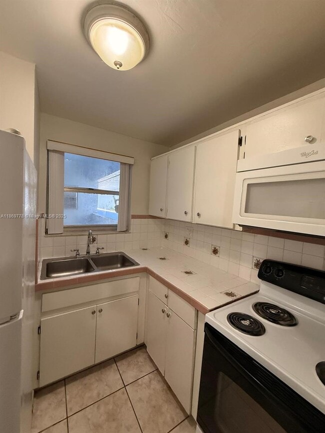 Building Photo - 210 Fontainebleau Blvd