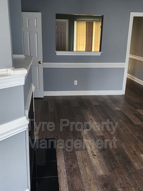 Building Photo - 320 S Square Dr