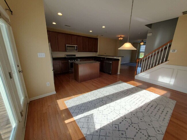 Building Photo - Impeccable 3 Bed / 2.5 Bath Townhome – Packed with Custom Upgrades!