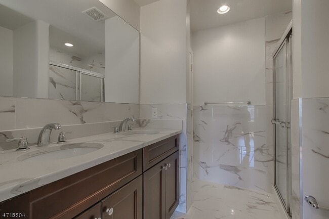 Building Photo - 15 DeCroce Ct