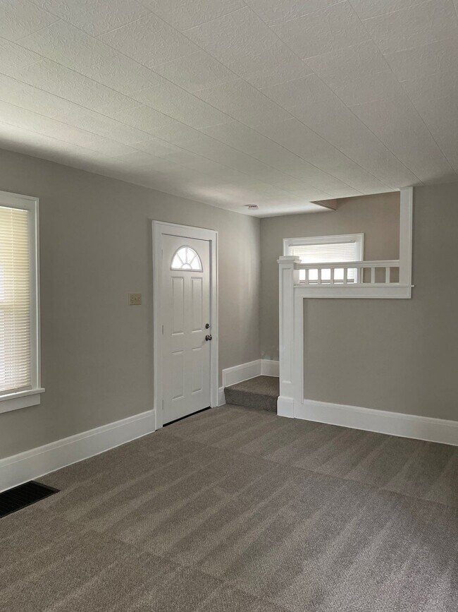 Building Photo - 147 Conrad St