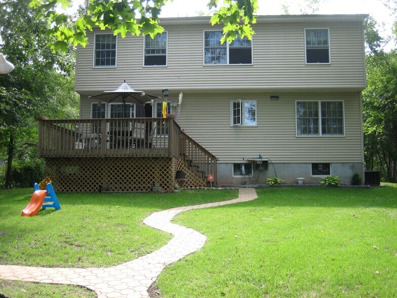 Building Photo - 142 Lakeside Dr S