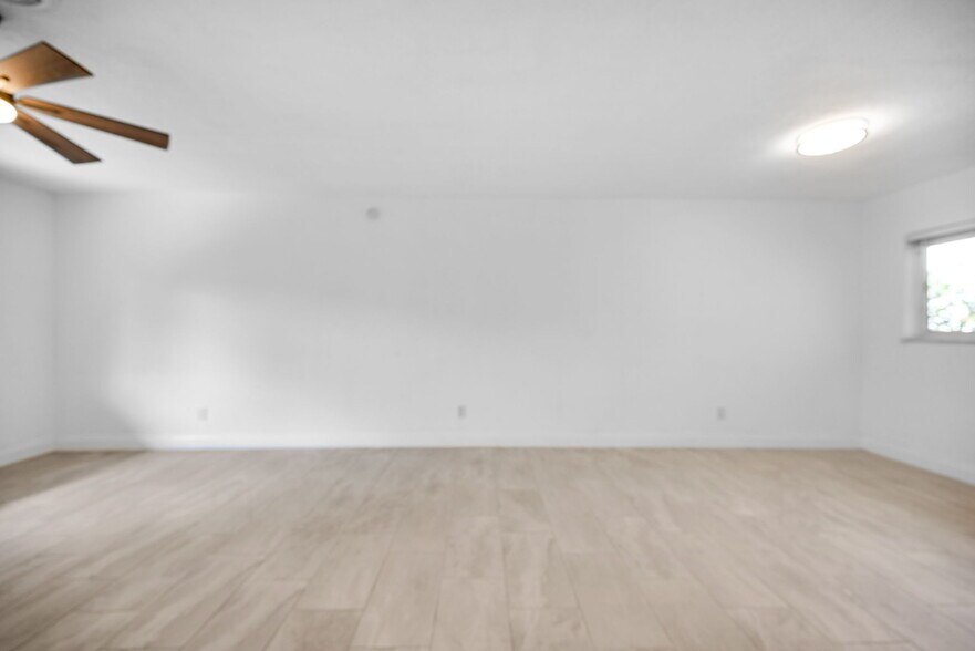 Building Photo - 1400 NW 2nd Ave