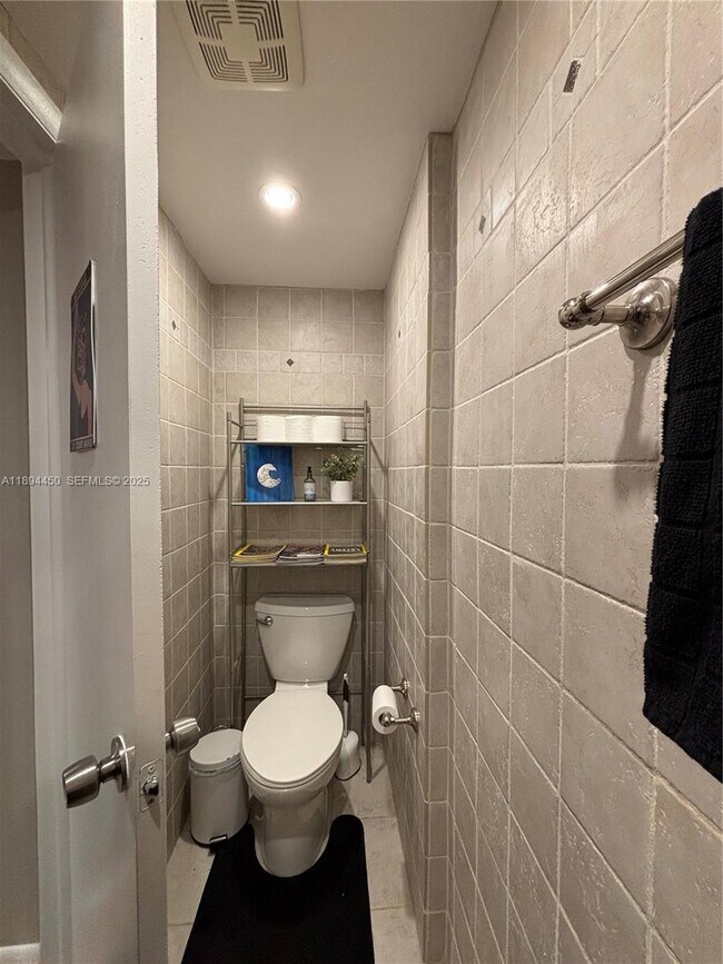 Building Photo - 3650 Inverrary Dr