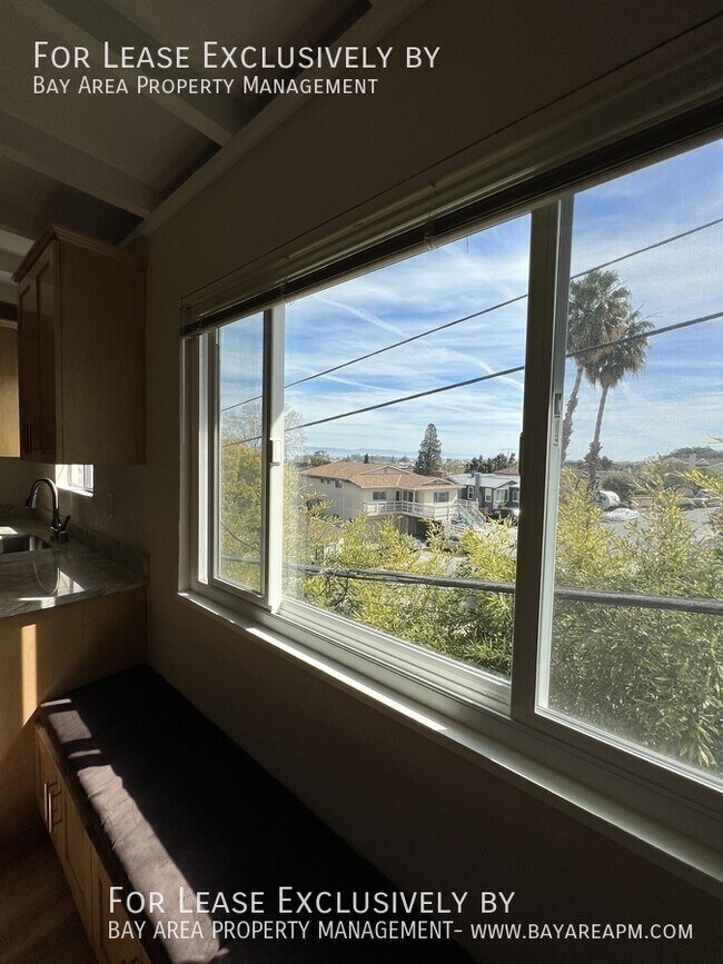 Building Photo - 286 Elm St