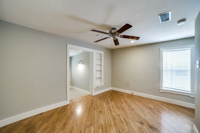 Building Photo - CASTLE HILLS FAMILY HOME