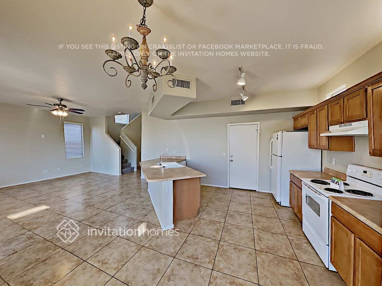 Building Photo - 9833 E Empress Ave