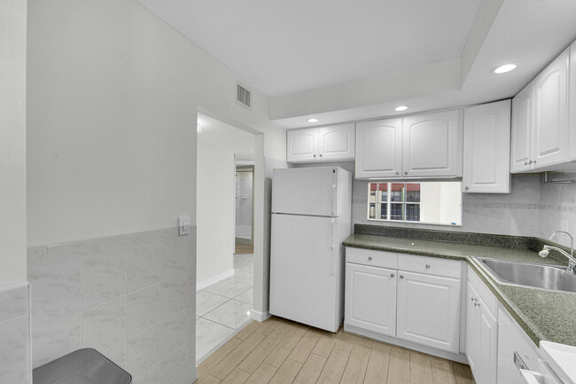 Building Photo - 5300 NE 24th Terrace