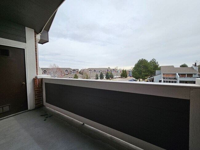 Building Photo - Awesome Aurora Top Floor 2 Bed 2 Bath Cond...