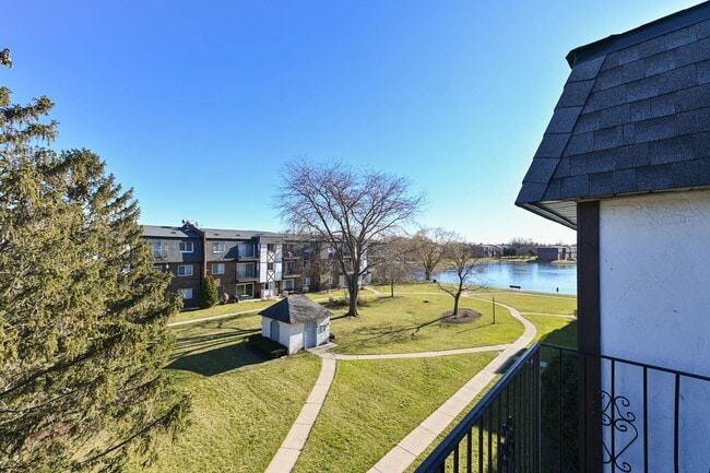 Building Photo - 9457 Bay Colony Dr