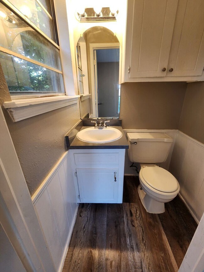 Building Photo - 5 Bed 1.5 Bath Home in Midwest City!