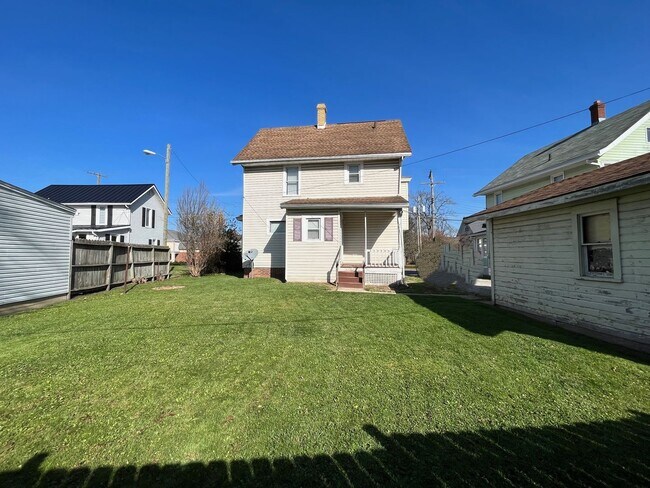 Building Photo - *FIRST MONTH'S RENT FREE*