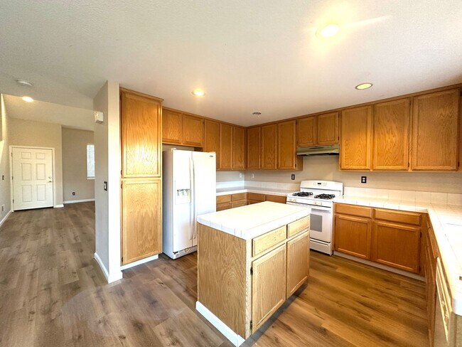 Building Photo - Spacious 4 Bedroom Corner Lot in Brentwood!