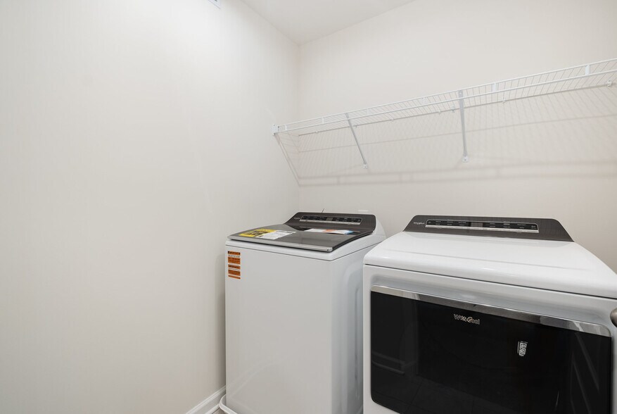 Building Photo - 605 Club View Way