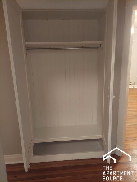 Building Photo - 4421 N Wolcott Ave