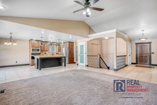 Building Photo - Beautiful - Elegant - 5 Bedrooms - 3 Car -...