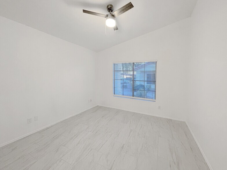 Building Photo - 1120 N Val Vista Dr