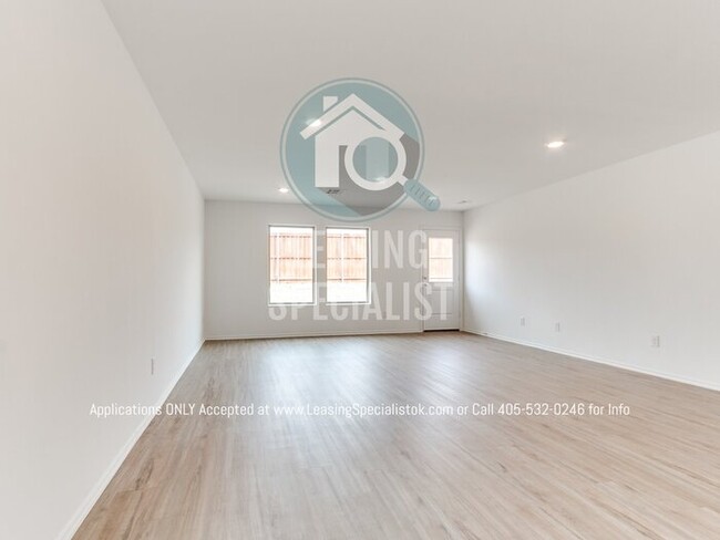 Building Photo - MOVE IN SPECIAL on This Spacious 3 Bed 2 B...