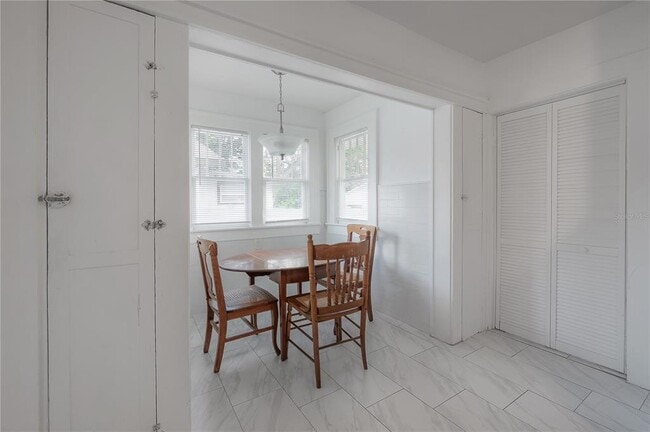 Building Photo - 207 W Hiawatha St