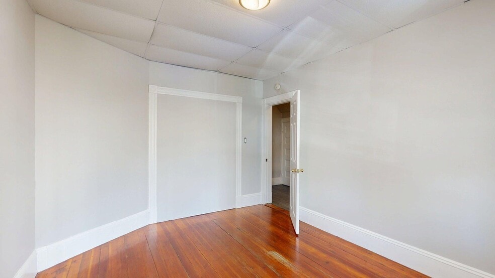 Building Photo - 346 Chelsea St