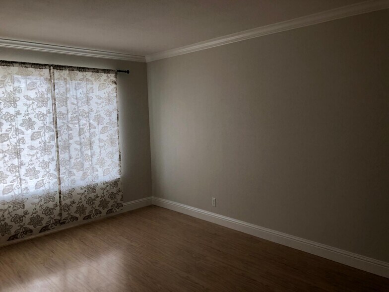 Building Photo - 2400 Lincoln Village Dr