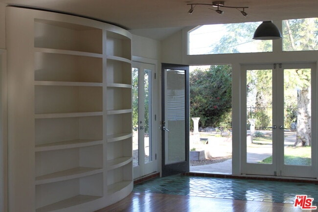 Building Photo - 2335 Silver Ridge Ave