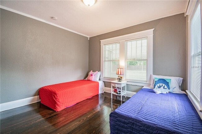 Building Photo - "Charming 3-Bed, 2-Bath Gem in Tampa's Heart - 1244 Sq Ft of Comfort Awaits!"