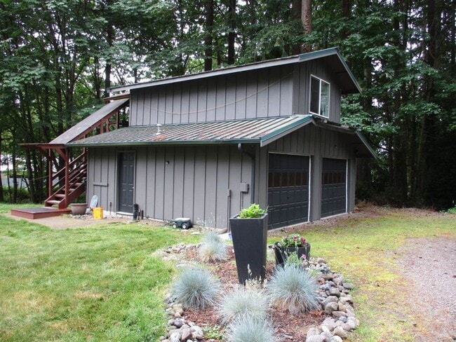 Building Photo - 3 bedroom Rambler with Above Garage Studio...