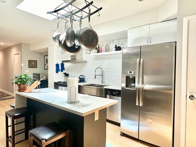 Building Photo - 2 Bedroom with Parking and Pets Welcome!