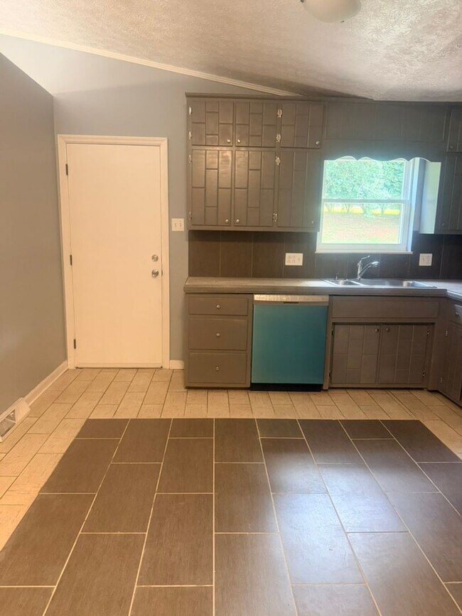 Building Photo - Spacious Maryville City Rental with Finished Basement & Lawn Care Included!