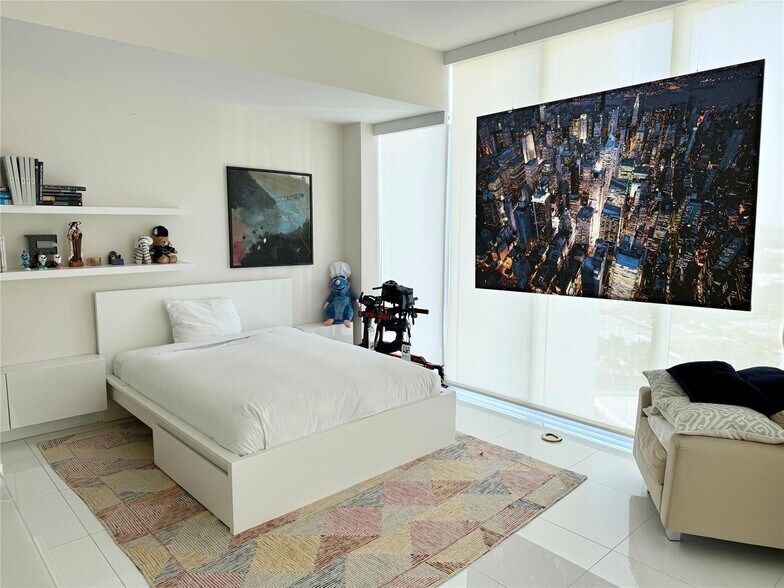 Building Photo - 2020 N Bayshore Dr