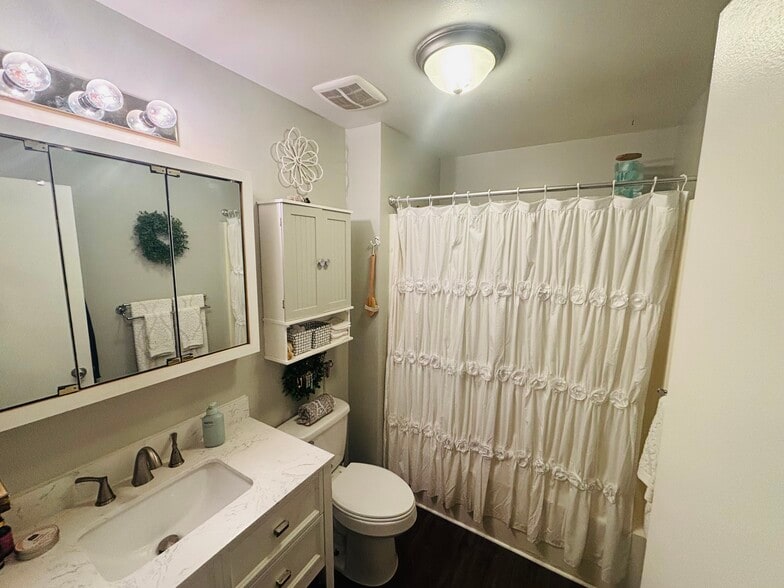 Upstairs Full Bathroom w/tub - 314 W 12th St